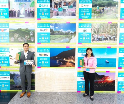 新竹分署夏榮生分署長與光林智能林後坤市場總監共同合影，展現公私協力攜手保育典範。 (林業保育署新竹分署提供)